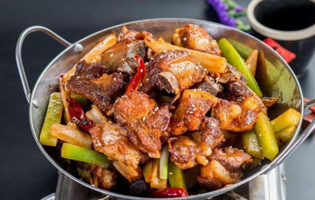 “干鍋排骨”的家常做法，做法簡單，口感麻辣鮮香